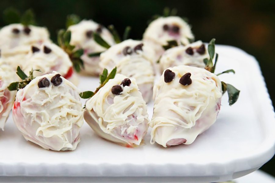 halloween food ideas | white chocolate strawberry mummies