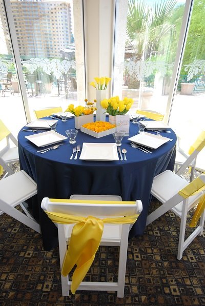 wedding color scheme | navy blue, yellow and white table decor