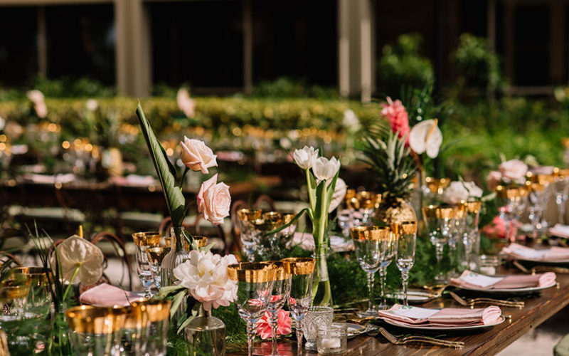 tropical theme tablescape | historic wedding venues | deering estate wedding