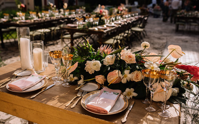 tropical theme tablescape | historic wedding venues | deering estate wedding
