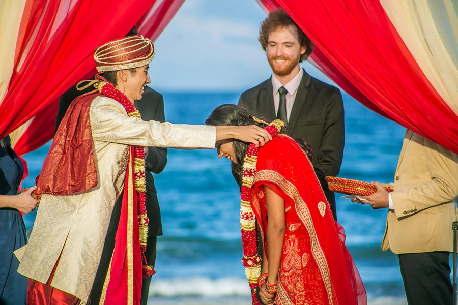 Multicultural weddings | Exchanging of varmalas accompanies vow in a Hindu wedding