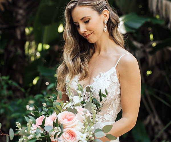 bonnet house wedding | bride with bouquet