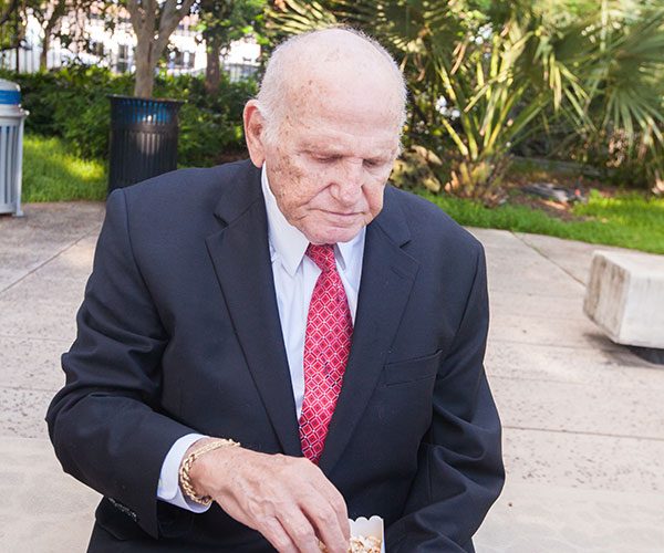 miami beach botanical garden wedding | guest eating popcorn