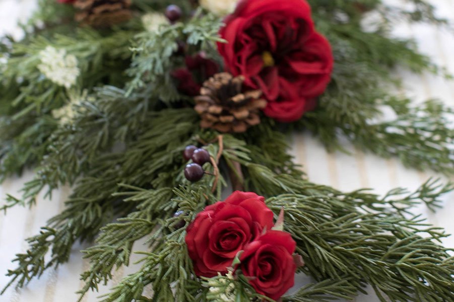 holiday parties | red rose and greenery centerpiece